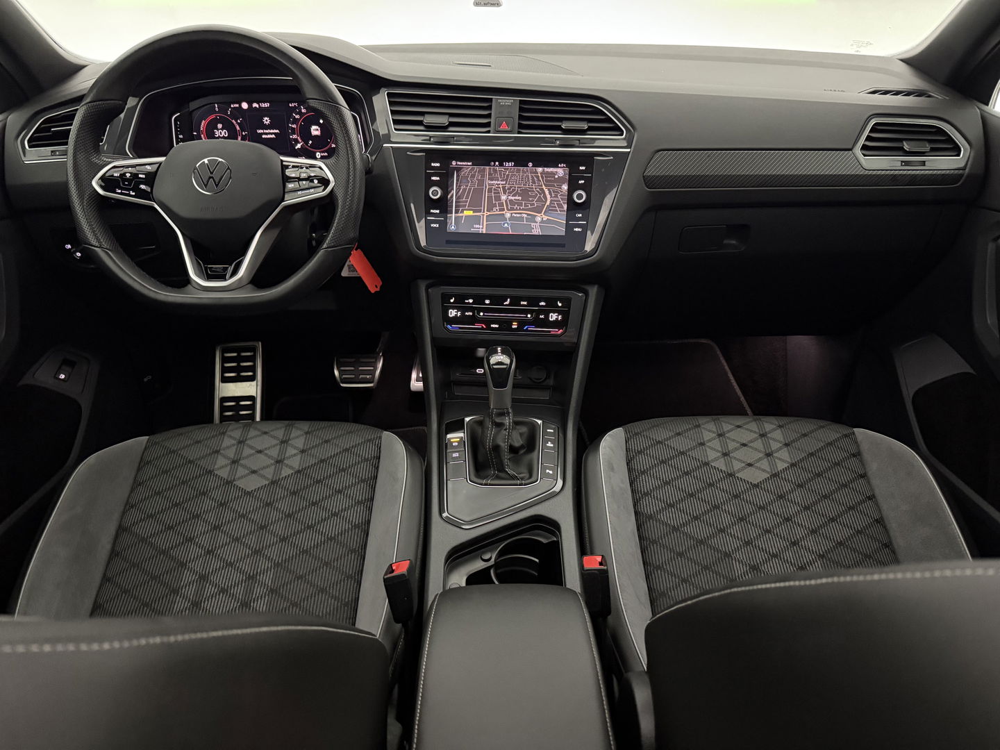 Volkswagen Tiguan 1.4 TSI eHybrid R-Line | SOH 99% | Pano | Sfeer | Adap. Cruise | Virtual | Stoel/Stuur verw. | Trekh. | Camera | Carplay