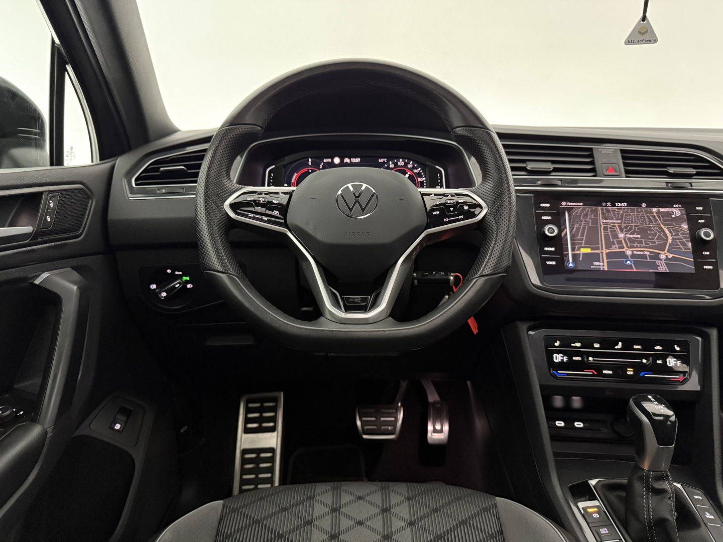 Volkswagen Tiguan 1.4 TSI eHybrid R-Line | SOH 99% | Pano | Sfeer | Adap. Cruise | Virtual | Stoel/Stuur verw. | Trekh. | Camera | Carplay