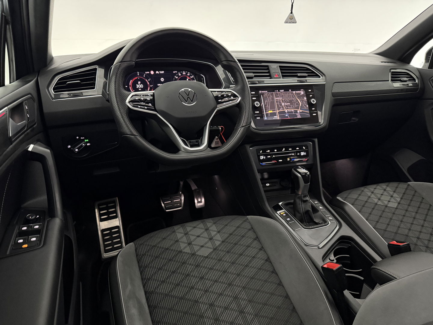 Volkswagen Tiguan 1.4 TSI eHybrid R-Line | SOH 99% | Pano | Sfeer | Adap. Cruise | Virtual | Stoel/Stuur verw. | Trekh. | Camera | Carplay