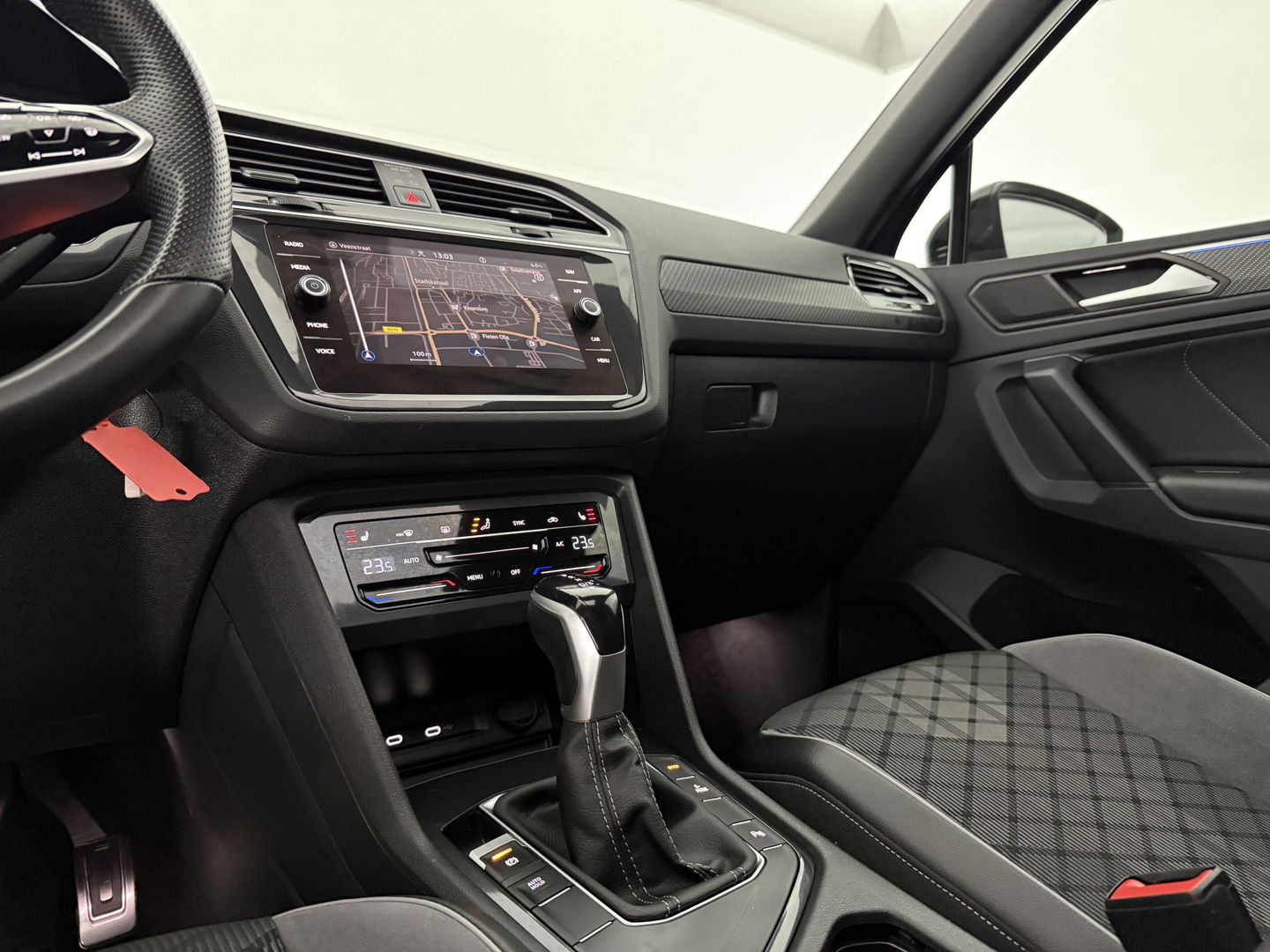 Volkswagen Tiguan 1.4 TSI eHybrid R-Line | SOH 99% | Pano | Sfeer | Adap. Cruise | Virtual | Stoel/Stuur verw. | Trekh. | Camera | Carplay