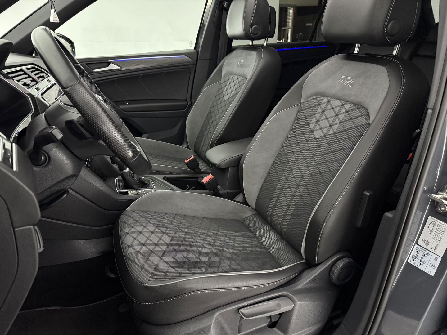 Volkswagen Tiguan 1.4 TSI eHybrid R-Line | SOH 99% | Pano | Sfeer | Adap. Cruise | Virtual | Stoel/Stuur verw. | Trekh. | Camera | Carplay