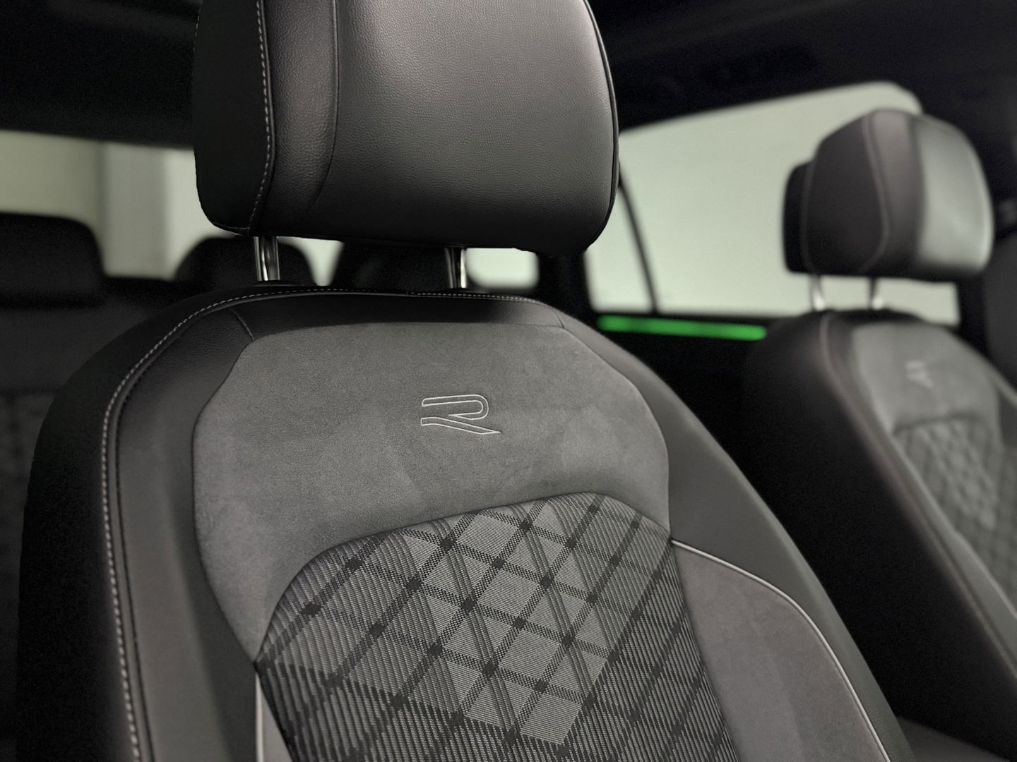 Volkswagen Tiguan 1.4 TSI eHybrid R-Line | SOH 99% | Pano | Sfeer | Adap. Cruise | Virtual | Stoel/Stuur verw. | Trekh. | Camera | Carplay