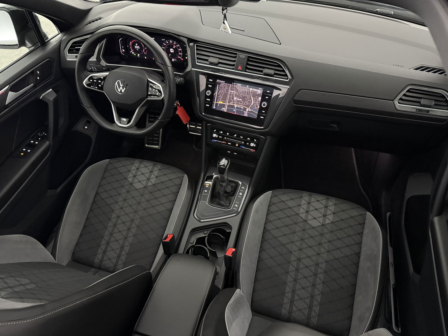 Volkswagen Tiguan 1.4 TSI eHybrid R-Line | SOH 99% | Pano | Sfeer | Adap. Cruise | Virtual | Stoel/Stuur verw. | Trekh. | Camera | Carplay