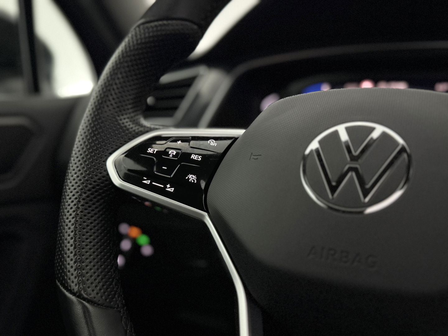 Volkswagen Tiguan 1.4 TSI eHybrid R-Line | SOH 99% | Pano | Sfeer | Adap. Cruise | Virtual | Stoel/Stuur verw. | Trekh. | Camera | Carplay