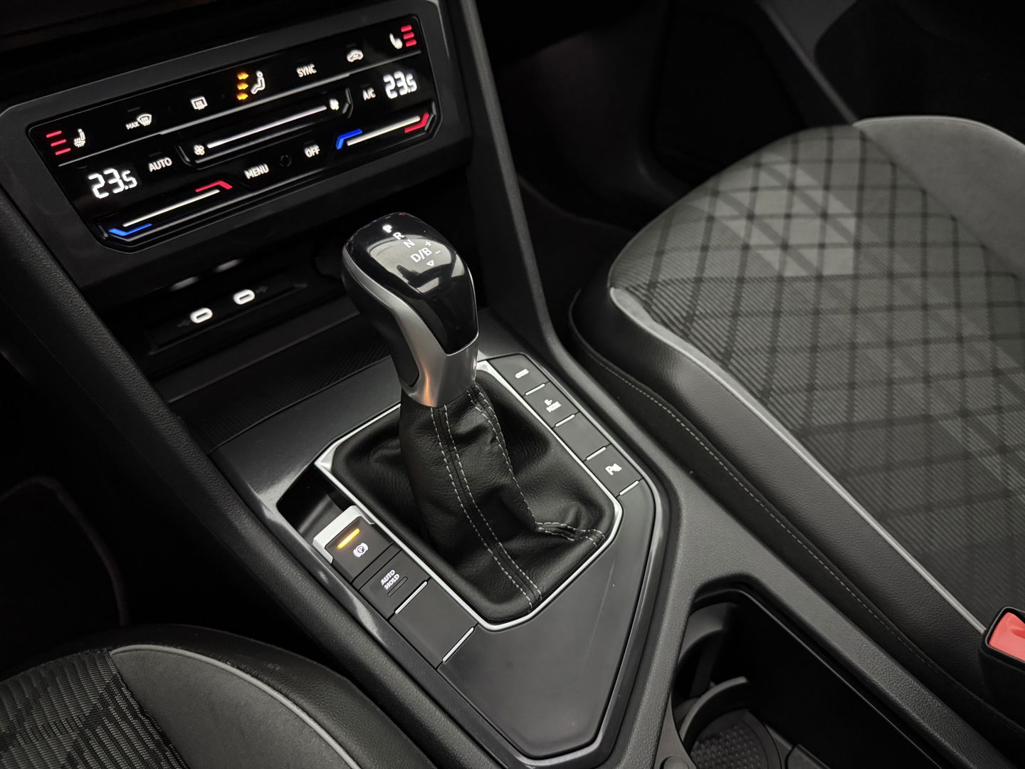 Volkswagen Tiguan 1.4 TSI eHybrid R-Line | SOH 99% | Pano | Sfeer | Adap. Cruise | Virtual | Stoel/Stuur verw. | Trekh. | Camera | Carplay