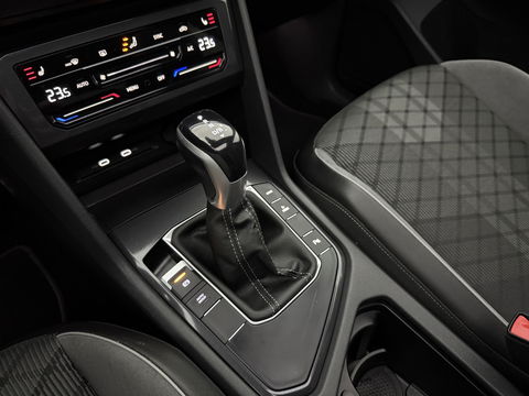 Volkswagen Tiguan 1.4 TSI eHybrid R-Line | SOH 99% | Pano | Sfeer | Adap. Cruise | Virtual | Stoel/Stuur verw. | Trekh. | Camera | Carplay