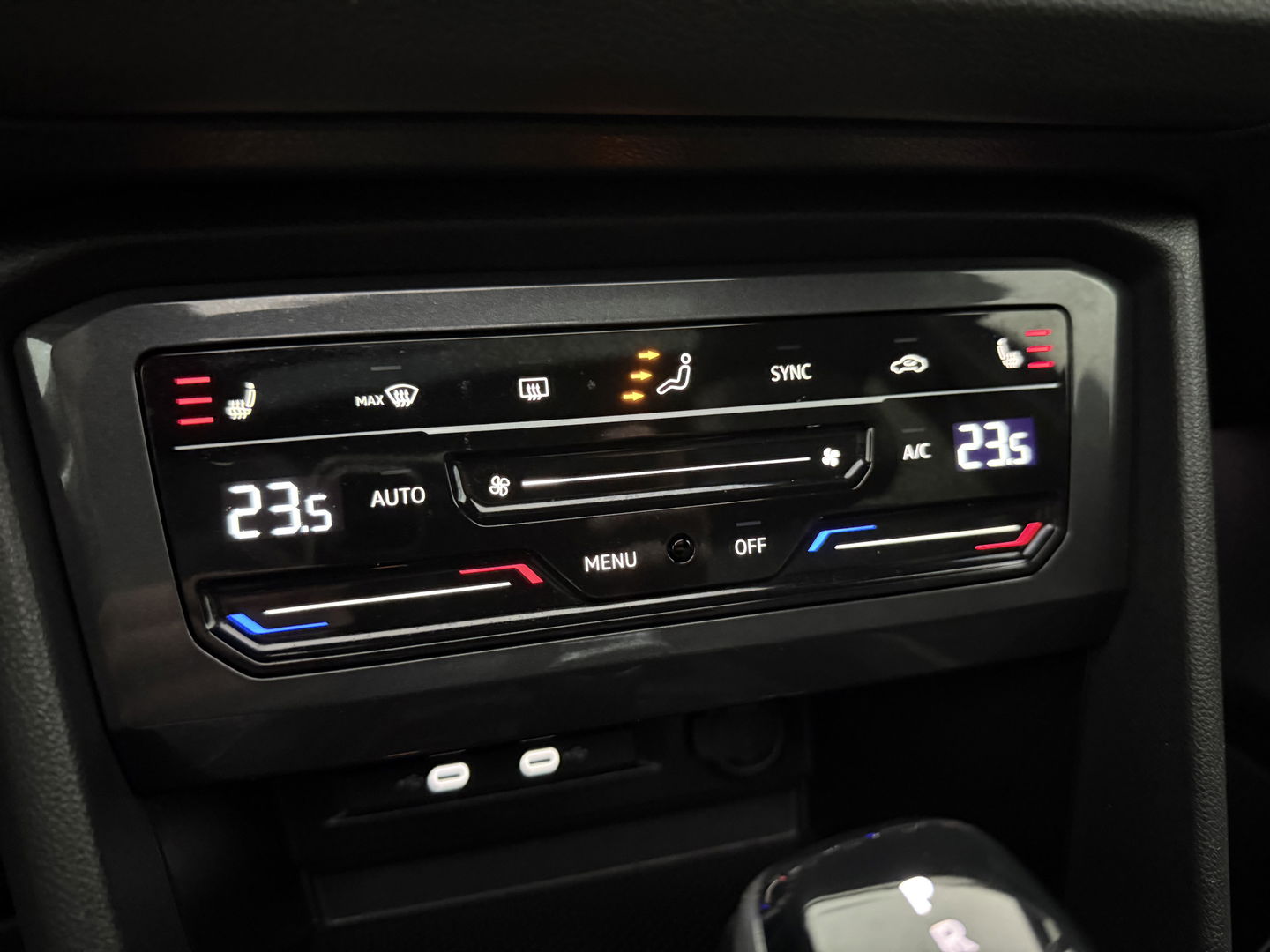 Volkswagen Tiguan 1.4 TSI eHybrid R-Line | SOH 99% | Pano | Sfeer | Adap. Cruise | Virtual | Stoel/Stuur verw. | Trekh. | Camera | Carplay