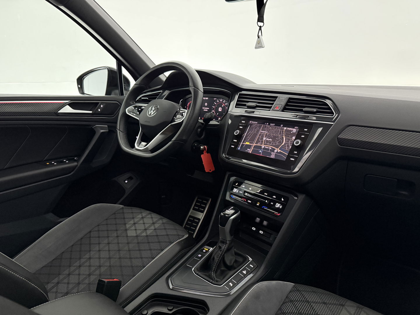 Volkswagen Tiguan 1.4 TSI eHybrid R-Line | SOH 99% | Pano | Sfeer | Adap. Cruise | Virtual | Stoel/Stuur verw. | Trekh. | Camera | Carplay