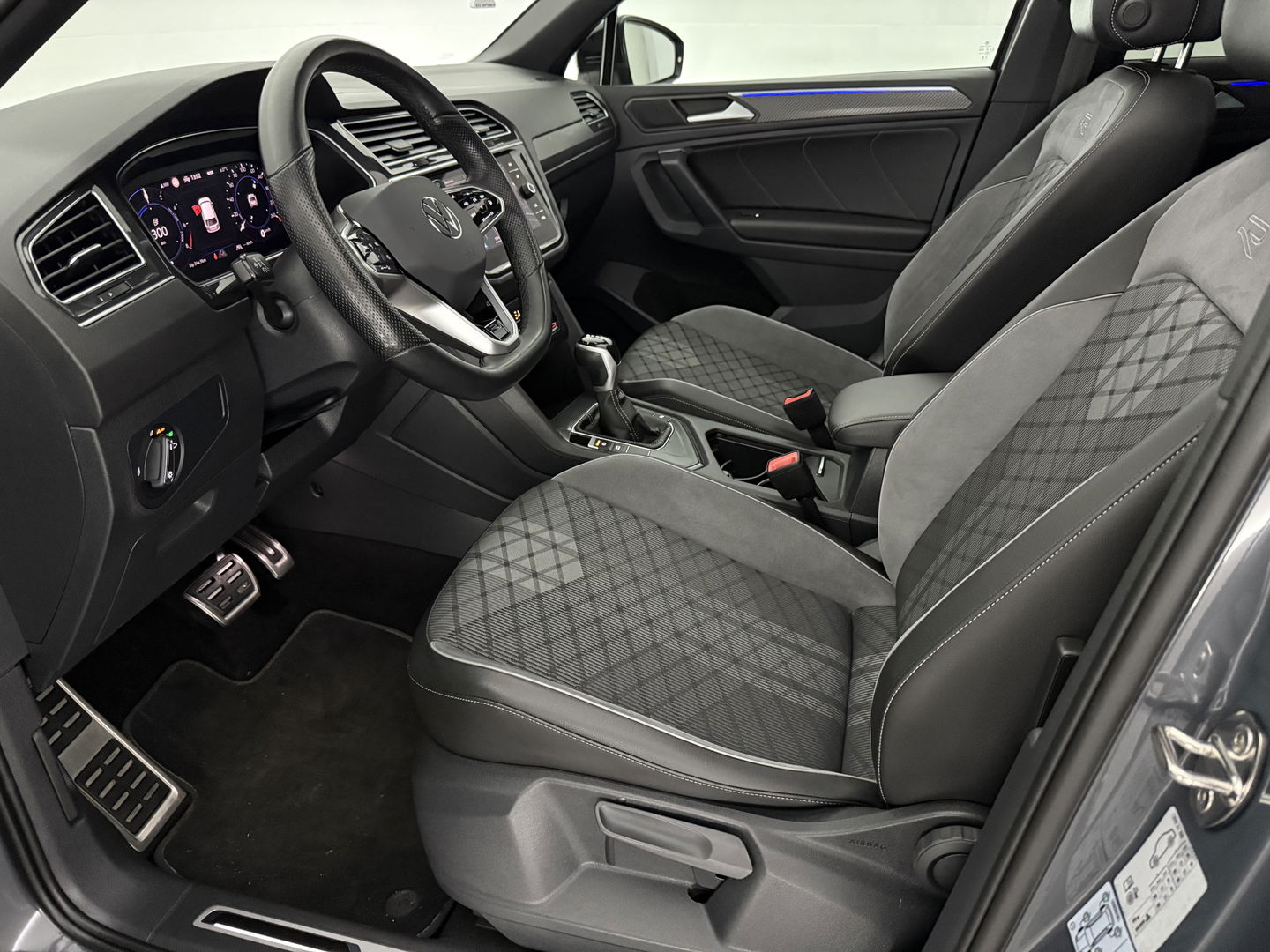 Volkswagen Tiguan 1.4 TSI eHybrid R-Line | SOH 99% | Pano | Sfeer | Adap. Cruise | Virtual | Stoel/Stuur verw. | Trekh. | Camera | Carplay