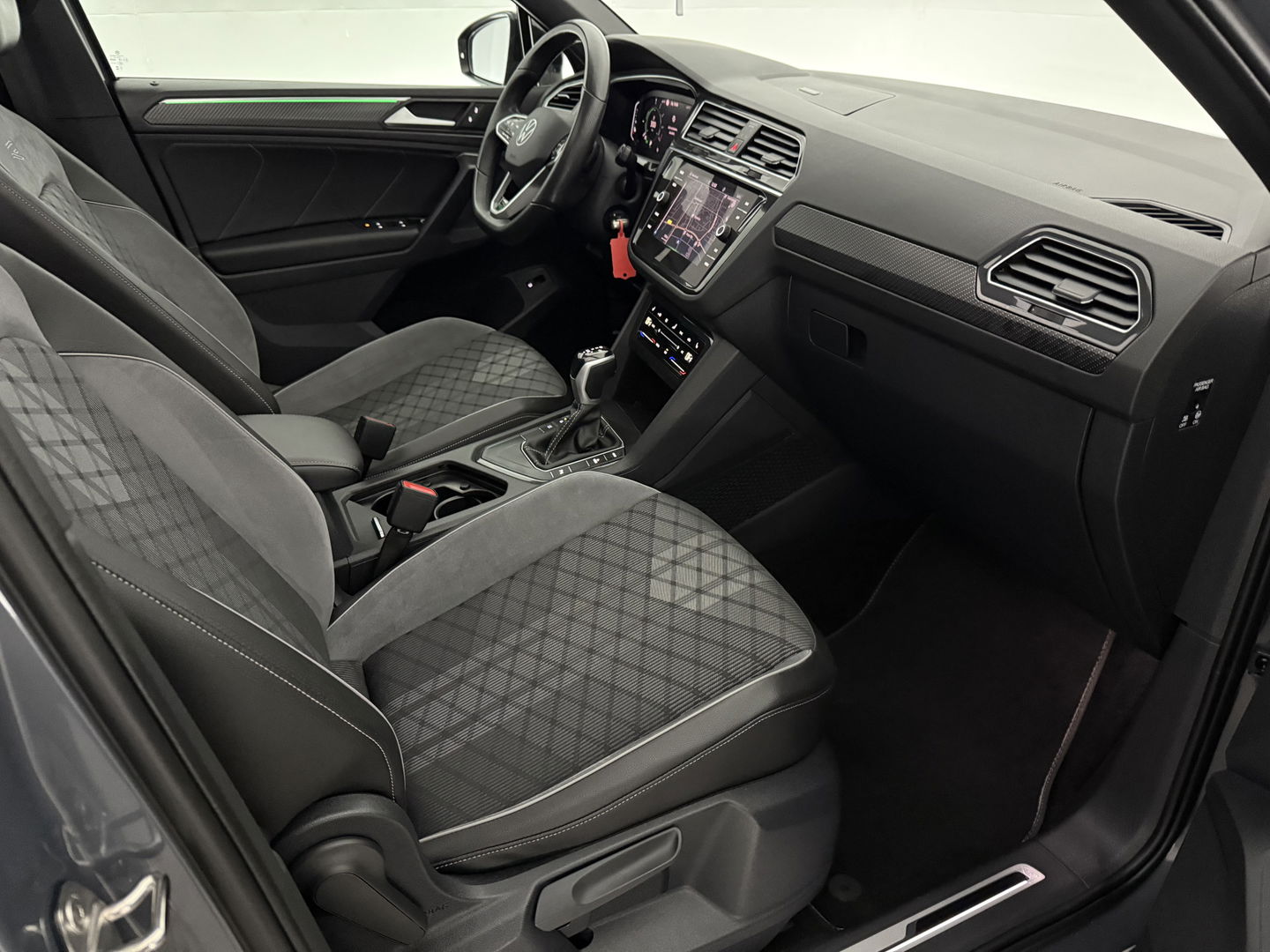 Volkswagen Tiguan 1.4 TSI eHybrid R-Line | SOH 99% | Pano | Sfeer | Adap. Cruise | Virtual | Stoel/Stuur verw. | Trekh. | Camera | Carplay