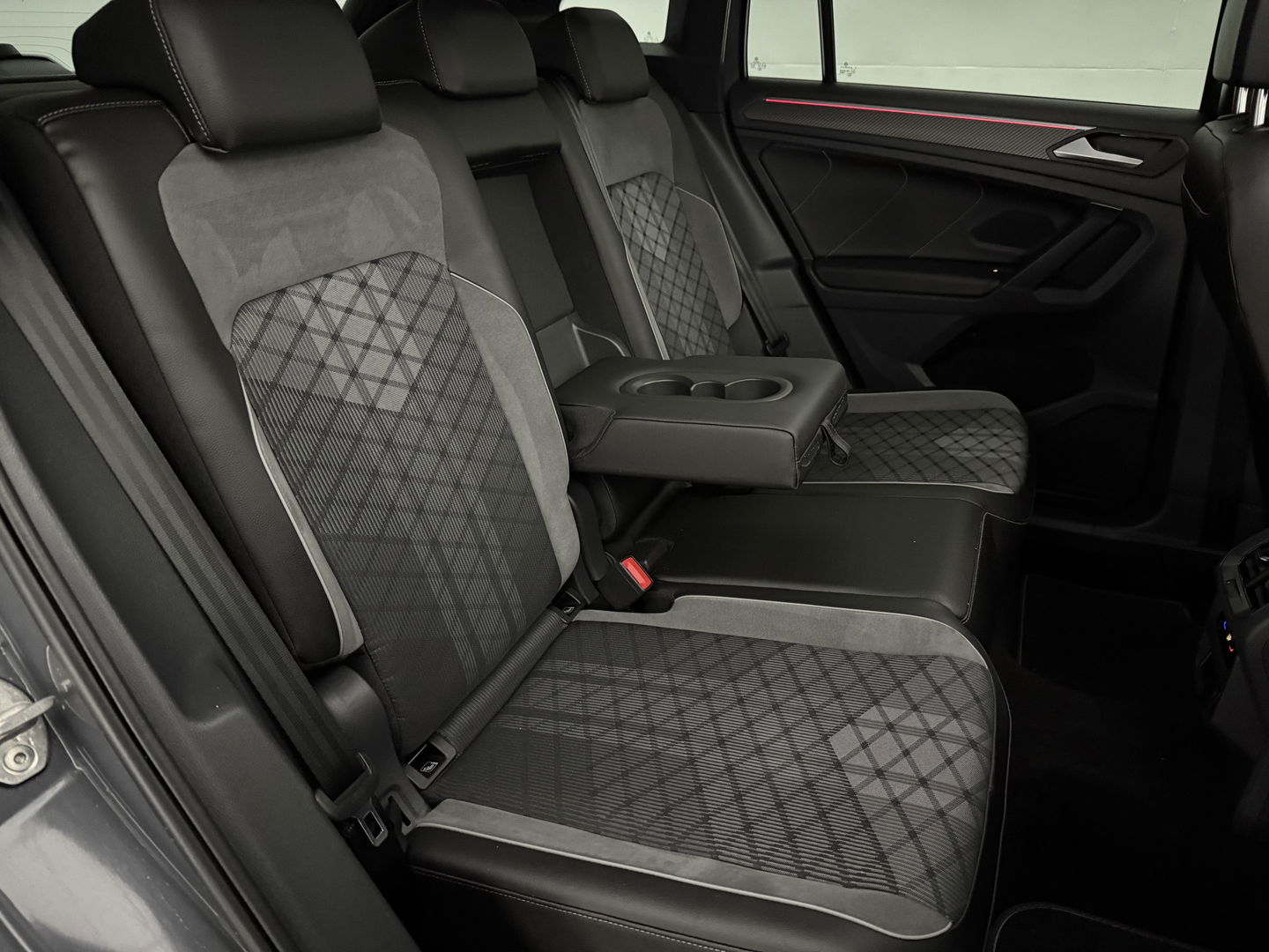 Volkswagen Tiguan 1.4 TSI eHybrid R-Line | SOH 99% | Pano | Sfeer | Adap. Cruise | Virtual | Stoel/Stuur verw. | Trekh. | Camera | Carplay