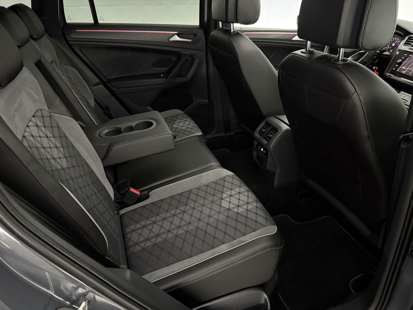 Volkswagen Tiguan 1.4 TSI eHybrid R-Line | SOH 99% | Pano | Sfeer | Adap. Cruise | Virtual | Stoel/Stuur verw. | Trekh. | Camera | Carplay