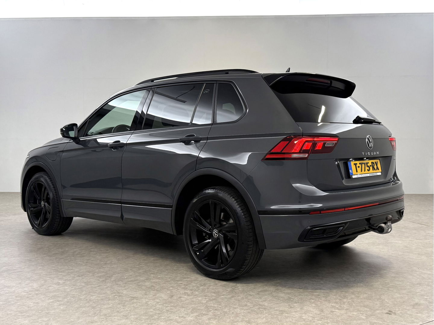 Volkswagen Tiguan 1.4 TSI eHybrid R-Line | SOH 99% | Pano | Sfeer | Adap. Cruise | Virtual | Stoel/Stuur verw. | Trekh. | Camera | Carplay