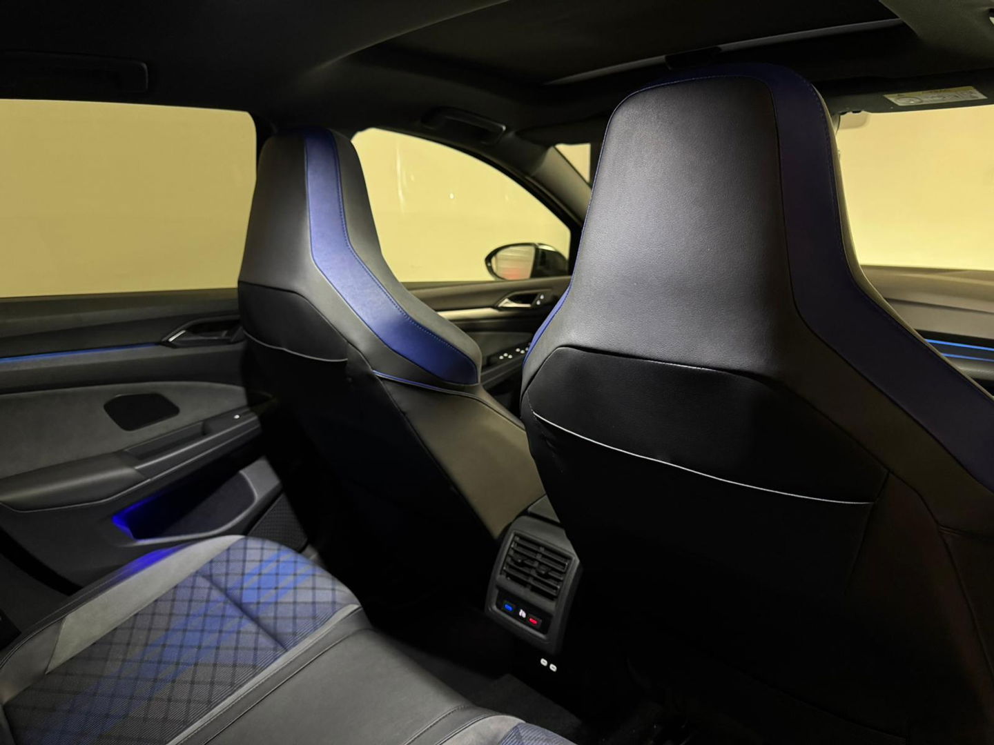 Volkswagen Golf 2.0 TSI 4Motion R PANO KEYLESS HUD