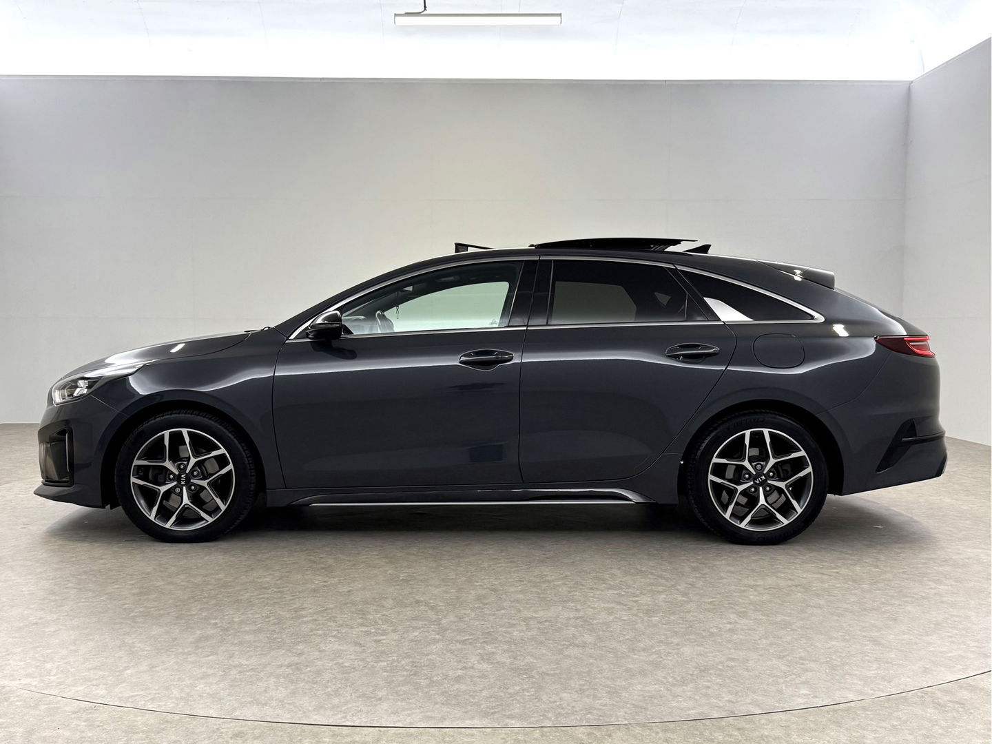 Kia ProCeed 1.4 T-GDI GT-Line | Pano | Camera | Stoel/Stuur verw. | Virtual | Adap. Cruise | Carplay | Keyless | NAP