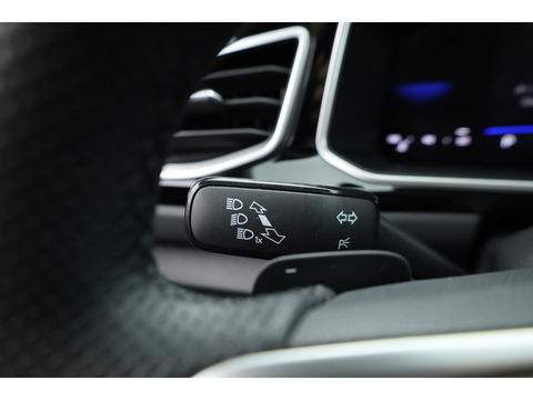 Volkswagen T-Roc 1.5 TSI R-Line DSG | IQ. Light | Afn. Trekhaak | Adapt. Cruise | Camera | Massage | Stoelverw. | CarPlay