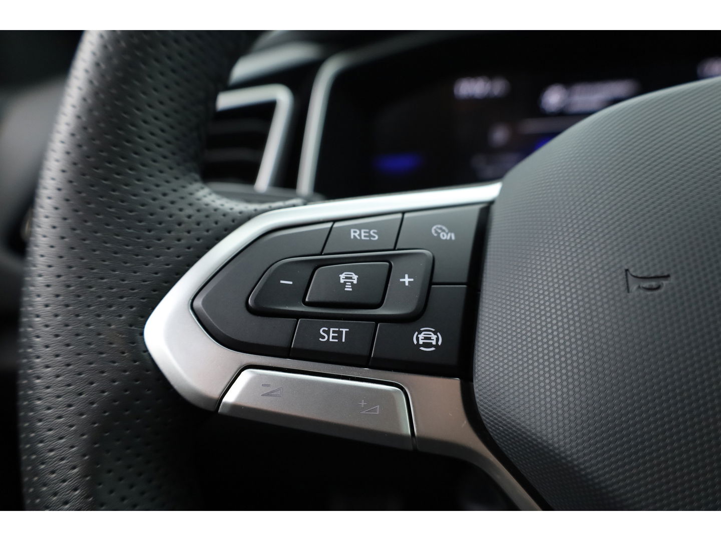 Volkswagen T-Roc 1.5 TSI R-Line DSG | IQ. Light | Afn. Trekhaak | Adapt. Cruise | Camera | Massage | Stoelverw. | CarPlay