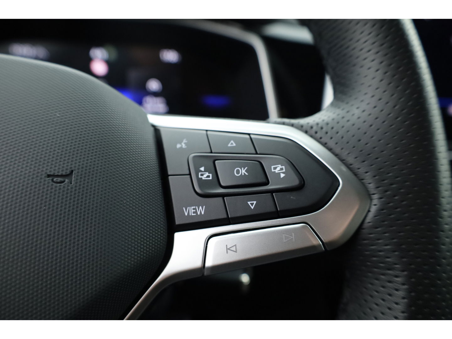 Volkswagen T-Roc 1.5 TSI R-Line DSG | IQ. Light | Afn. Trekhaak | Adapt. Cruise | Camera | Massage | Stoelverw. | CarPlay