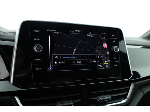 Volkswagen T-Roc 1.5 TSI R-Line DSG | IQ. Light | Afn. Trekhaak | Adapt. Cruise | Camera | Massage | Stoelverw. | CarPlay