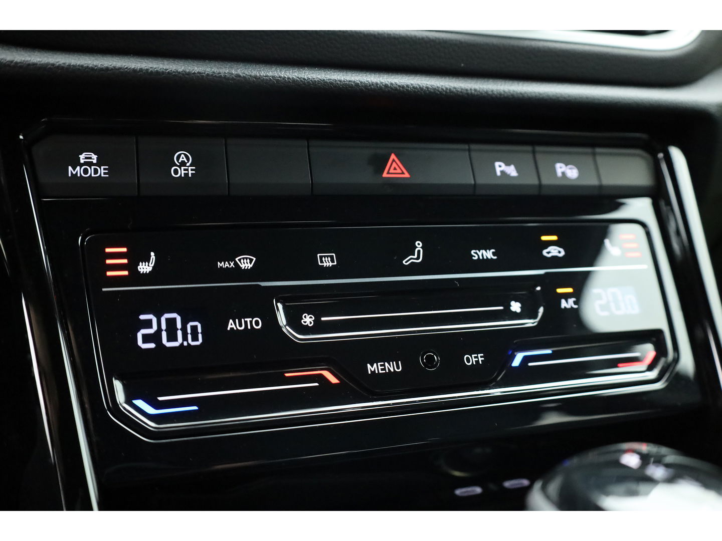 Volkswagen T-Roc 1.5 TSI R-Line DSG | IQ. Light | Afn. Trekhaak | Adapt. Cruise | Camera | Massage | Stoelverw. | CarPlay