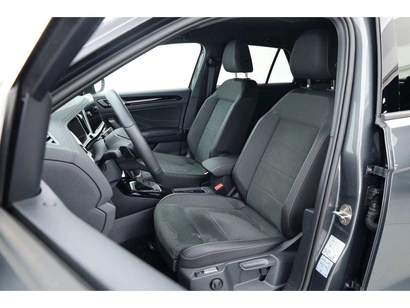 Volkswagen T-Roc 1.5 TSI R-Line DSG | IQ. Light | Afn. Trekhaak | Adapt. Cruise | Camera | Massage | Stoelverw. | CarPlay