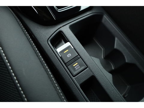 Volkswagen T-Roc 1.5 TSI R-Line DSG | IQ. Light | Afn. Trekhaak | Adapt. Cruise | Camera | Massage | Stoelverw. | CarPlay