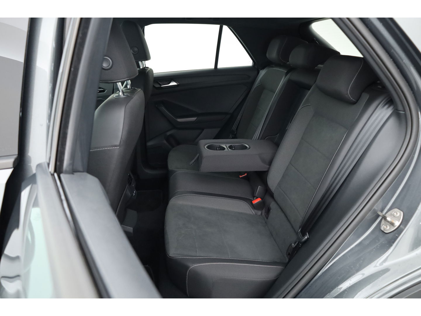 Volkswagen T-Roc 1.5 TSI R-Line DSG | IQ. Light | Afn. Trekhaak | Adapt. Cruise | Camera | Massage | Stoelverw. | CarPlay