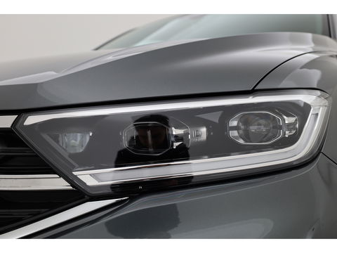 Volkswagen T-Roc 1.5 TSI R-Line DSG | IQ. Light | Afn. Trekhaak | Adapt. Cruise | Camera | Massage | Stoelverw. | CarPlay