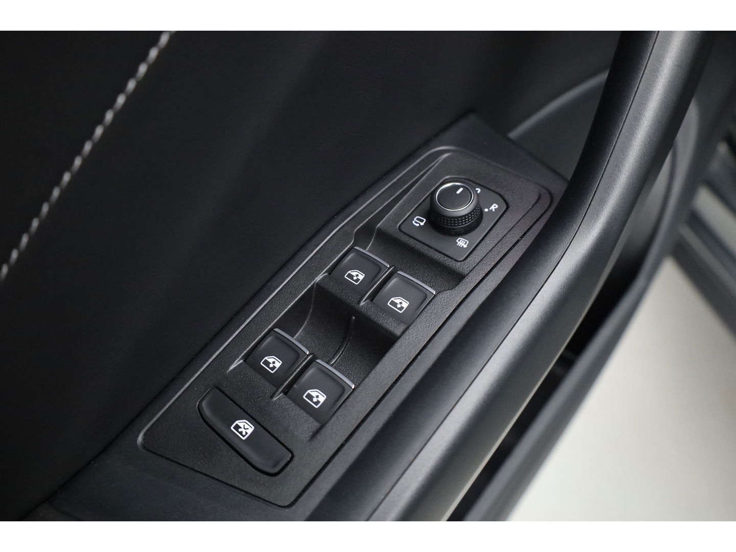 Volkswagen T-Roc 1.5 TSI R-Line DSG | IQ. Light | Afn. Trekhaak | Adapt. Cruise | Camera | Massage | Stoelverw. | CarPlay