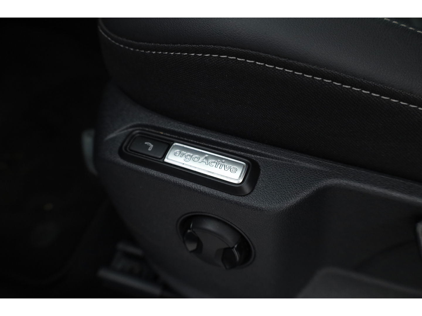 Volkswagen T-Roc 1.5 TSI R-Line DSG | IQ. Light | Afn. Trekhaak | Adapt. Cruise | Camera | Massage | Stoelverw. | CarPlay