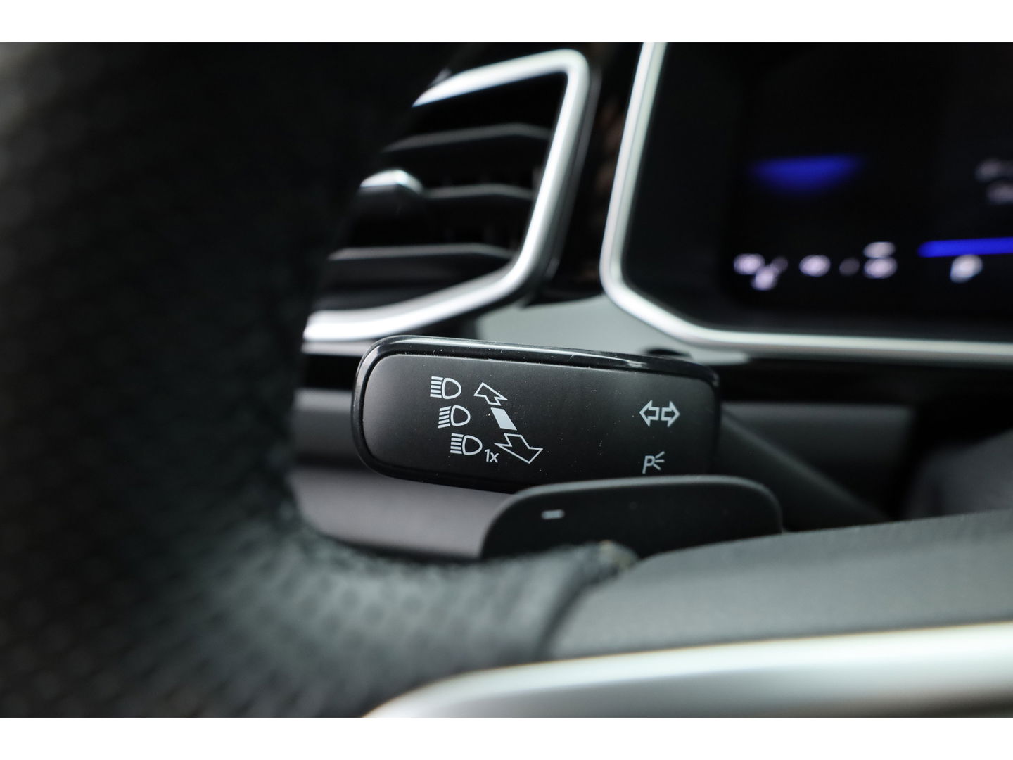 Volkswagen T-Roc 1.5 TSI R-Line DSG | IQ. Light | Afn. Trekhaak | Adapt. Cruise | Camera | Massage | Stoelverw. | CarPlay