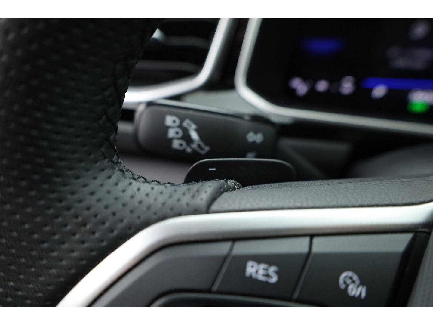 Volkswagen T-Roc 1.5 TSI R-Line DSG | IQ. Light | Afn. Trekhaak | Adapt. Cruise | Camera | Massage | Stoelverw. | CarPlay