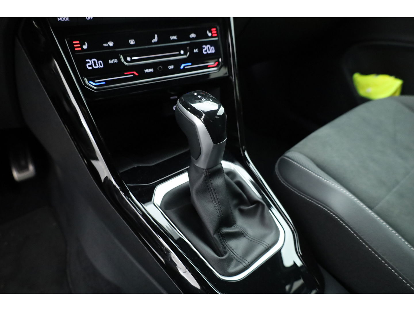 Volkswagen T-Roc 1.5 TSI R-Line DSG | IQ. Light | Afn. Trekhaak | Adapt. Cruise | Camera | Massage | Stoelverw. | CarPlay