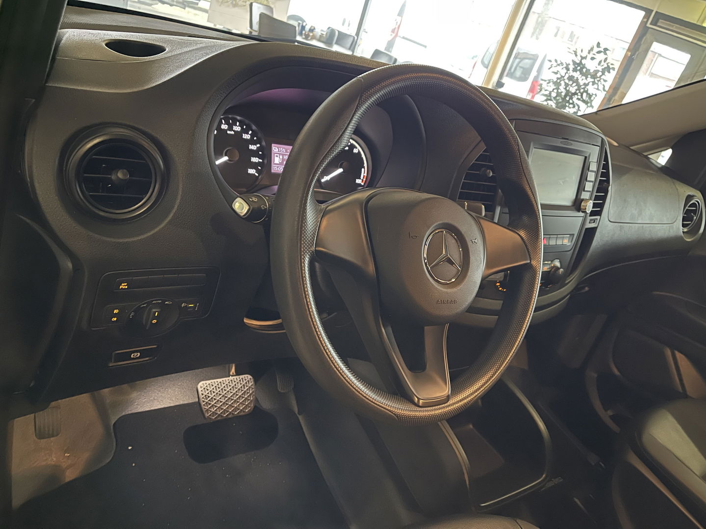 Mercedes-Benz eVito Tourer PRO L2 / 100% electrisch / zero emissie / 7 persoons / vaste prijs rijklaar € 27.950 ex btw / € 33.819,50 incl btw / lease vanaf € 456 / leer / electrische deuren L+R / zwart metallic