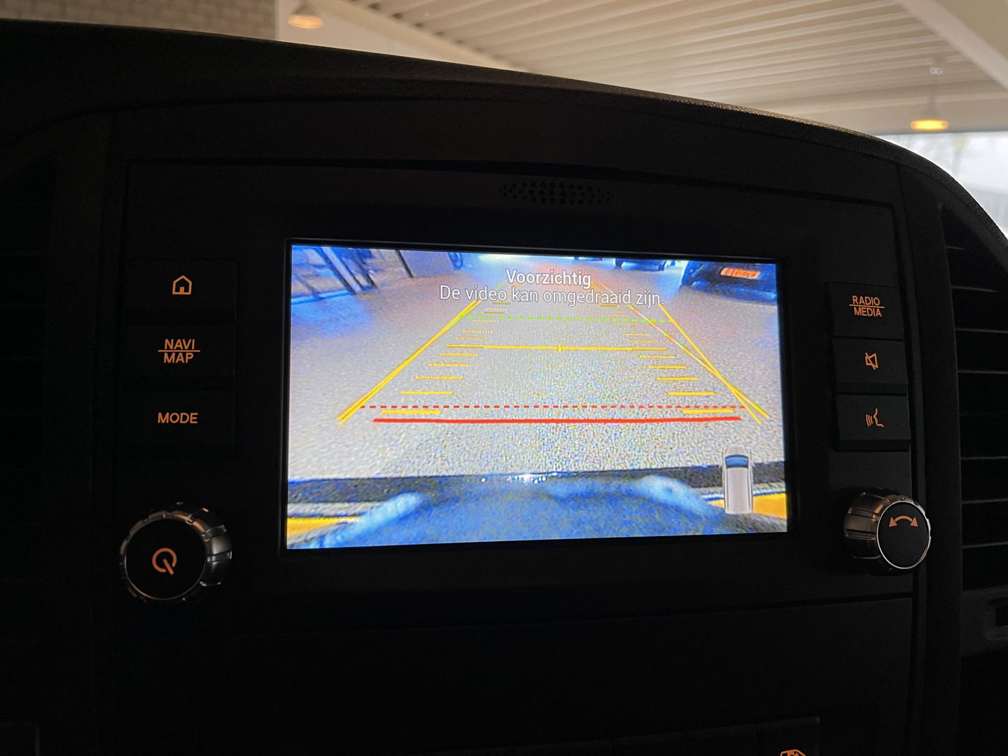 Mercedes-Benz eVito Tourer PRO L2 / actie radius 150 km / 100% electrisch / zero emissie / 7 persoons / vaste prijs rijklaar € 25.950 ex btw / € 31.399,50 incl btw / lease vanaf € 424 / leer / electrische deuren L+R / zwart metallic