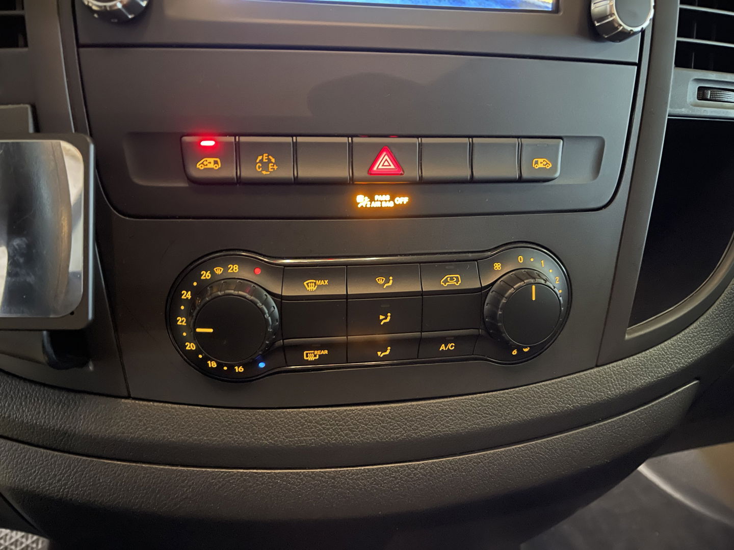 Mercedes-Benz eVito Tourer PRO L2 / actie radius 150 km / 100% electrisch / zero emissie / 7 persoons / vaste prijs rijklaar € 25.950 ex btw / € 31.399,50 incl btw / lease vanaf € 424 / leer / electrische deuren L+R / zwart metallic