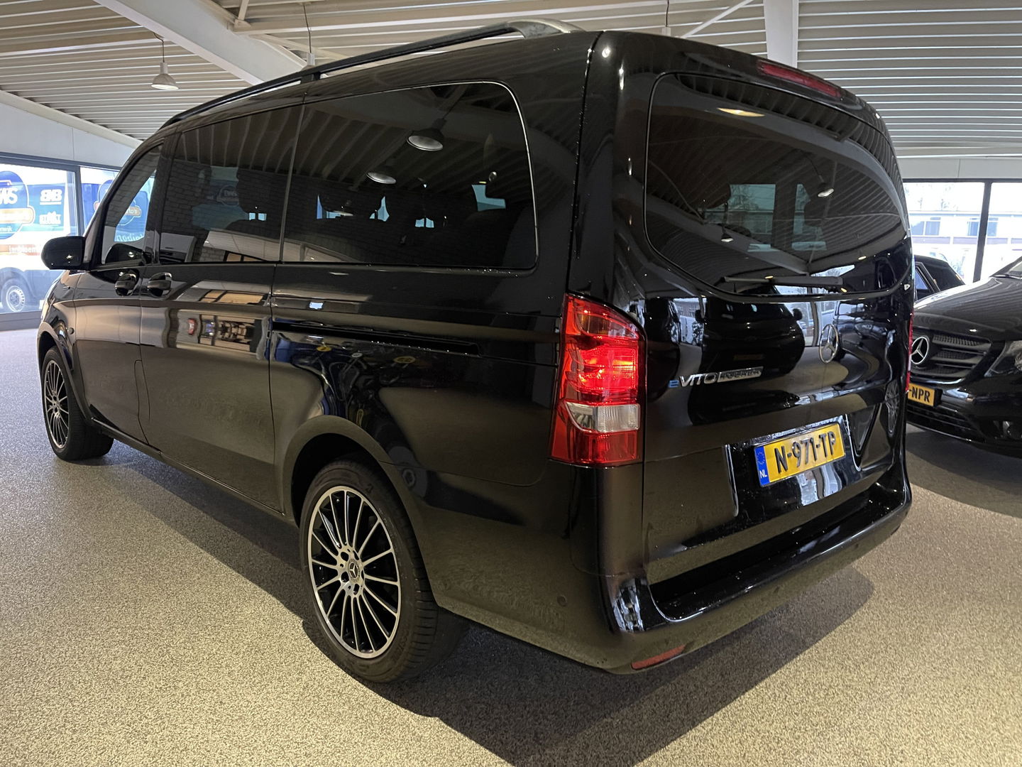 Mercedes-Benz eVito Tourer PRO L2 / 100% electrisch / zero emissie / 7 persoons / vaste prijs rijklaar € 27.950 ex btw / € 33.819,50 incl btw / lease vanaf € 456 / leer / electrische deuren L+R / zwart metallic