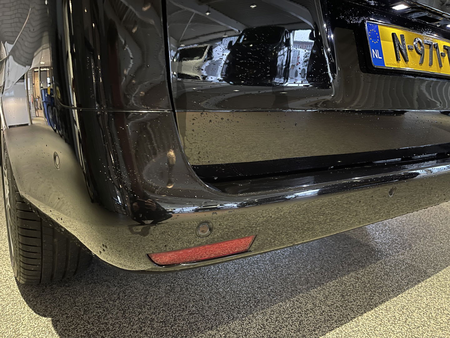 Mercedes-Benz eVito Tourer PRO L2 / actie radius 150 km / 100% electrisch / zero emissie / 7 persoons / vaste prijs rijklaar € 25.950 ex btw / € 31.399,50 incl btw / lease vanaf € 424 / leer / electrische deuren L+R / zwart metallic