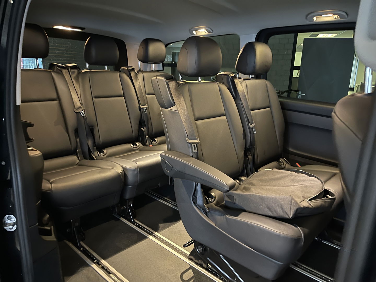 Mercedes-Benz eVito Tourer PRO L2 / 100% electrisch / zero emissie / 7 persoons / vaste prijs rijklaar € 27.950 ex btw / € 33.819,50 incl btw / lease vanaf € 456 / leer / electrische deuren L+R / zwart metallic