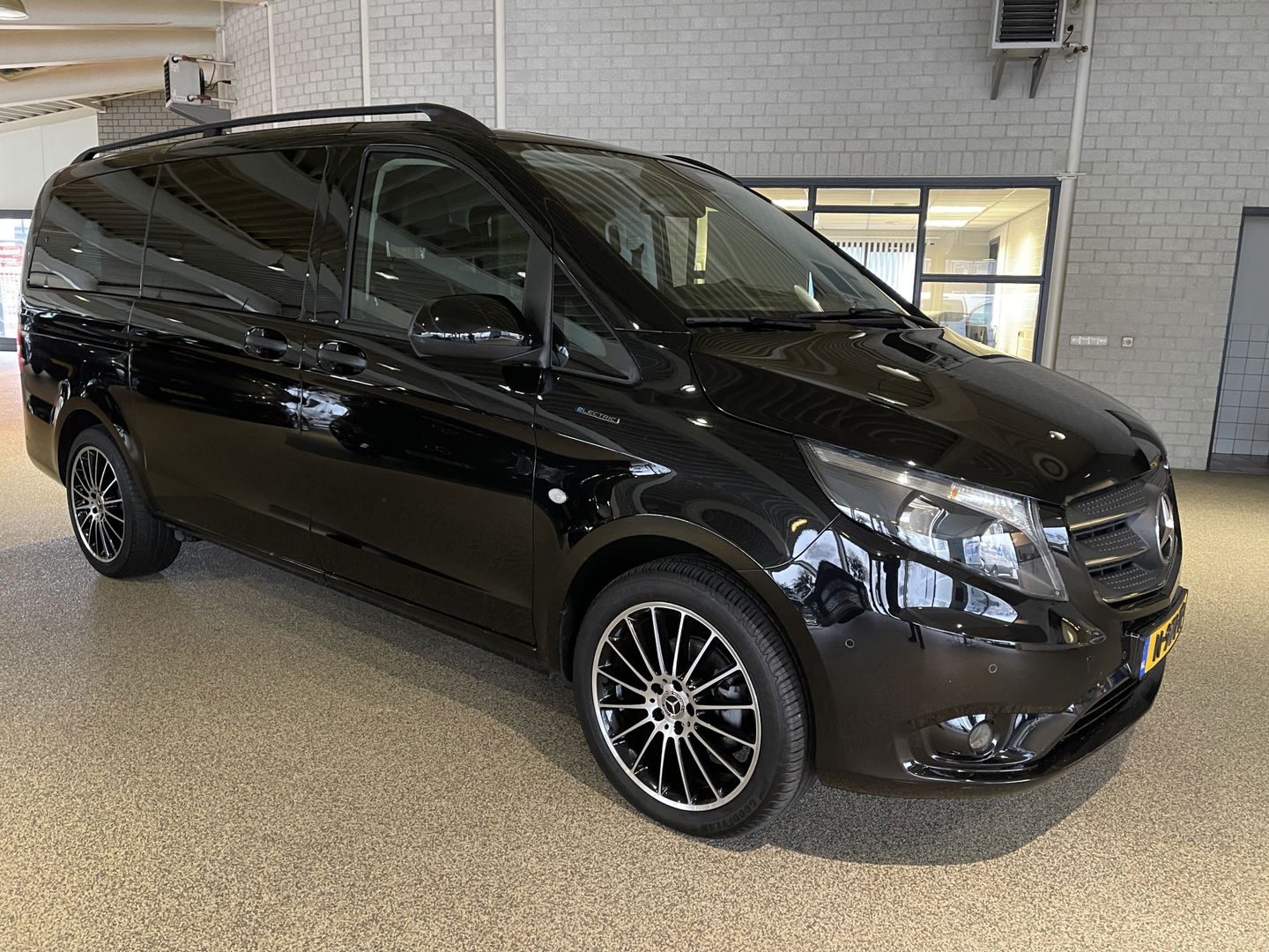 Mercedes-Benz eVito Tourer PRO L2 / actie radius 150 km / 100% electrisch / zero emissie / 7 persoons / vaste prijs rijklaar € 25.950 ex btw / € 31.399,50 incl btw / lease vanaf € 424 / leer / electrische deuren L+R / zwart metallic