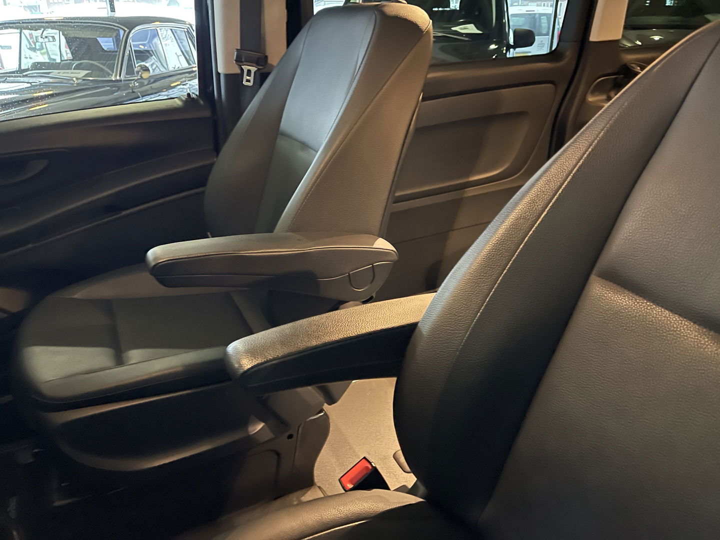 Mercedes-Benz eVito Tourer PRO L2 / 100% electrisch / zero emissie / 7 persoons / vaste prijs rijklaar € 27.950 ex btw / € 33.819,50 incl btw / lease vanaf € 456 / leer / electrische deuren L+R / zwart metallic