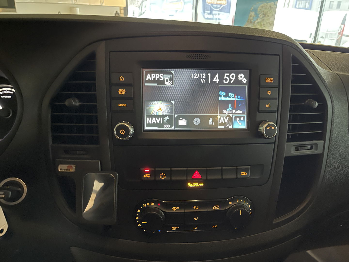 Mercedes-Benz eVito Tourer PRO L2 / 100% electrisch / zero emissie / 7 persoons / vaste prijs rijklaar € 27.950 ex btw / € 33.819,50 incl btw / lease vanaf € 456 / leer / electrische deuren L+R / zwart metallic