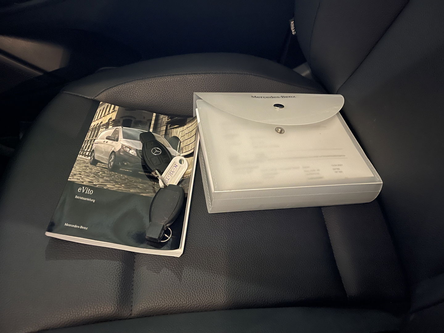 Mercedes-Benz eVito Tourer PRO L2 / 100% electrisch / zero emissie / 7 persoons / vaste prijs rijklaar € 27.950 ex btw / € 33.819,50 incl btw / lease vanaf € 456 / leer / electrische deuren L+R / zwart metallic