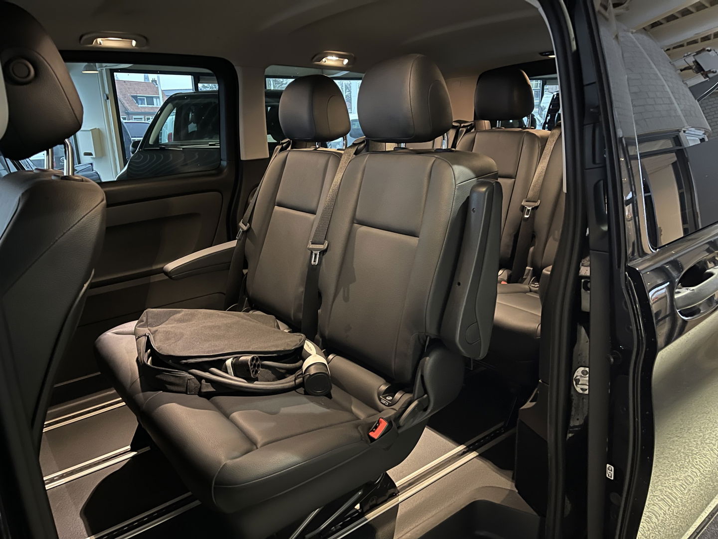 Mercedes-Benz eVito Tourer PRO L2 / 100% electrisch / zero emissie / 7 persoons / vaste prijs rijklaar € 27.950 ex btw / € 33.819,50 incl btw / lease vanaf € 456 / leer / electrische deuren L+R / zwart metallic