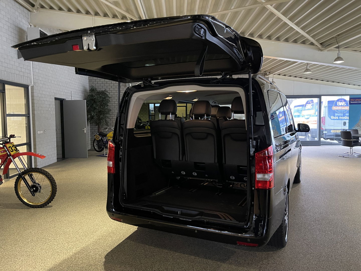 Mercedes-Benz eVito Tourer PRO L2 / actie radius 150 km / 100% electrisch / zero emissie / 7 persoons / vaste prijs rijklaar € 25.950 ex btw / € 31.399,50 incl btw / lease vanaf € 424 / leer / electrische deuren L+R / zwart metallic