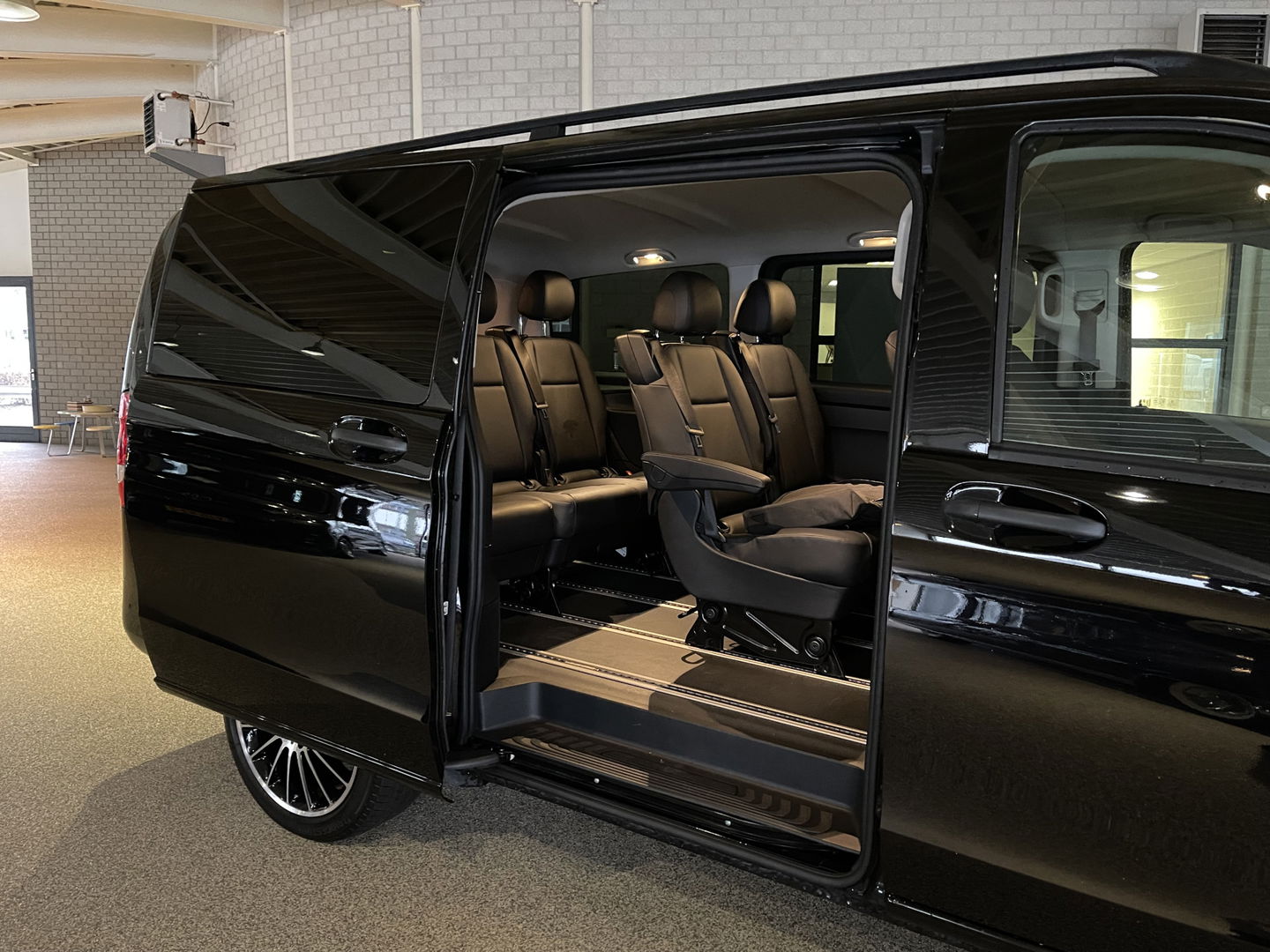 Mercedes-Benz eVito Tourer PRO L2 / actie radius 150 km / 100% electrisch / zero emissie / 7 persoons / vaste prijs rijklaar € 25.950 ex btw / € 31.399,50 incl btw / lease vanaf € 424 / leer / electrische deuren L+R / zwart metallic