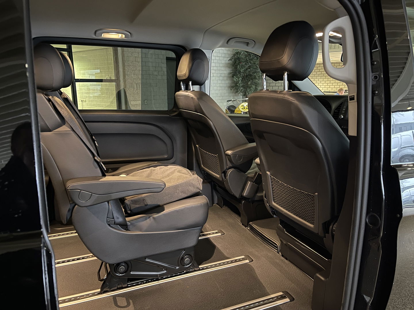 Mercedes-Benz eVito Tourer PRO L2 / 100% electrisch / zero emissie / 7 persoons / vaste prijs rijklaar € 27.950 ex btw / € 33.819,50 incl btw / lease vanaf € 456 / leer / electrische deuren L+R / zwart metallic