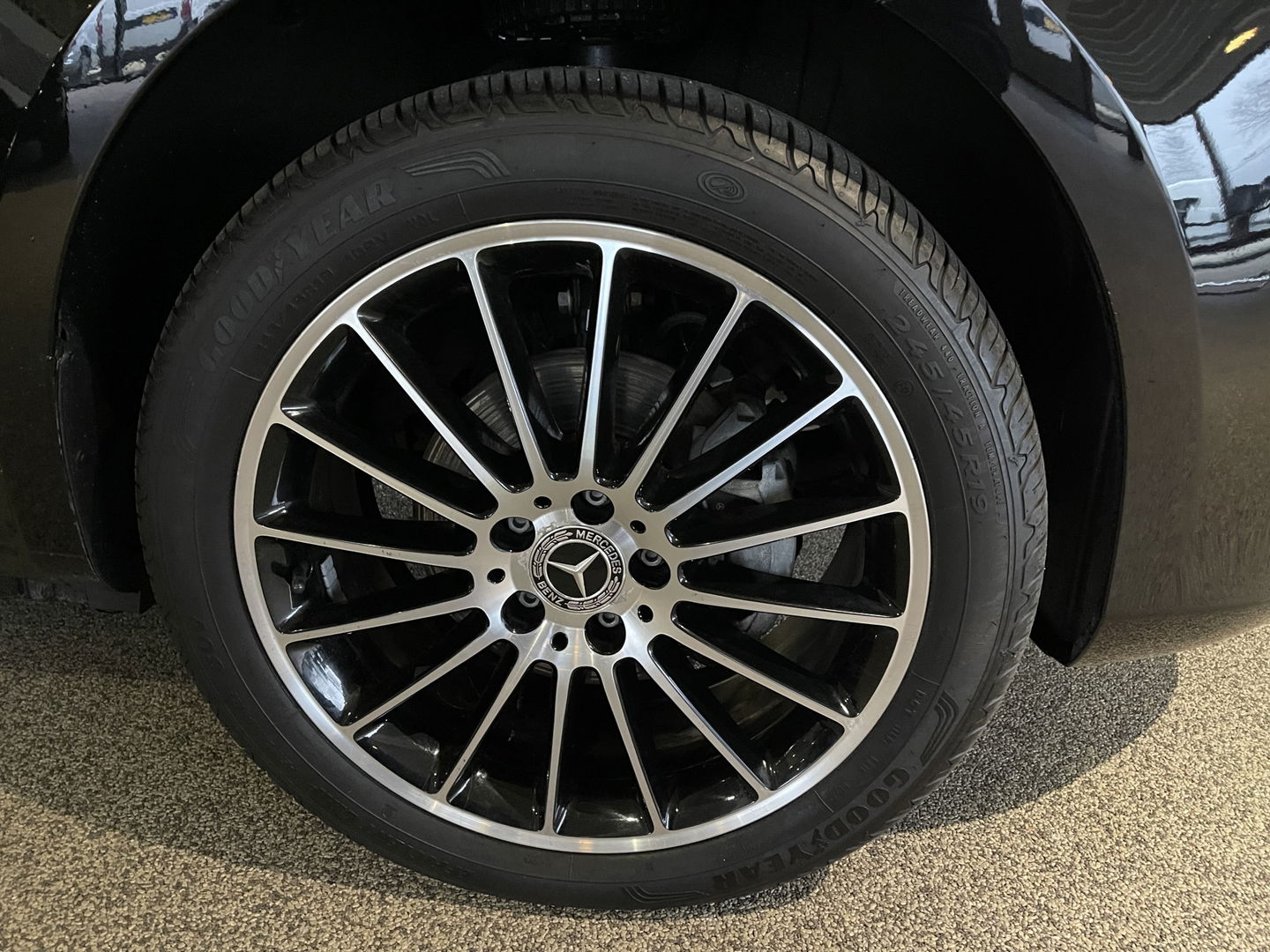 Mercedes-Benz eVito Tourer PRO L2 / 100% electrisch / zero emissie / 7 persoons / vaste prijs rijklaar € 27.950 ex btw / € 33.819,50 incl btw / lease vanaf € 456 / leer / electrische deuren L+R / zwart metallic