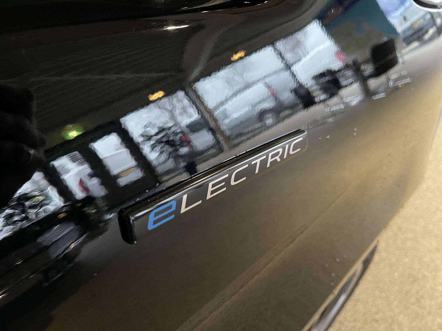 Mercedes-Benz eVito Tourer PRO L2 / 100% electrisch / zero emissie / 7 persoons / vaste prijs rijklaar € 27.950 ex btw / € 33.819,50 incl btw / lease vanaf € 456 / leer / electrische deuren L+R / zwart metallic