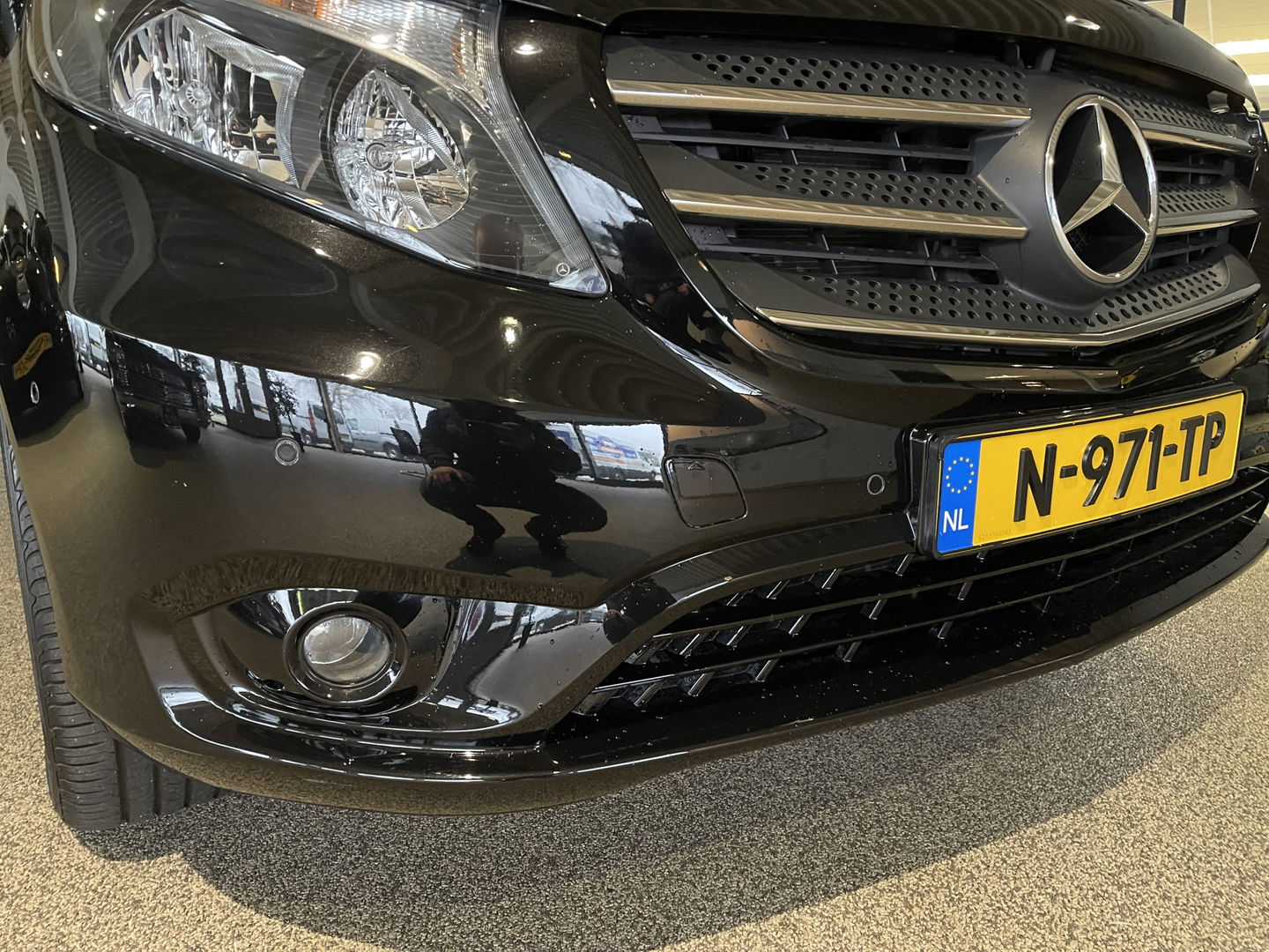 Mercedes-Benz eVito Tourer PRO L2 / actie radius 150 km / 100% electrisch / zero emissie / 7 persoons / vaste prijs rijklaar € 25.950 ex btw / € 31.399,50 incl btw / lease vanaf € 424 / leer / electrische deuren L+R / zwart metallic